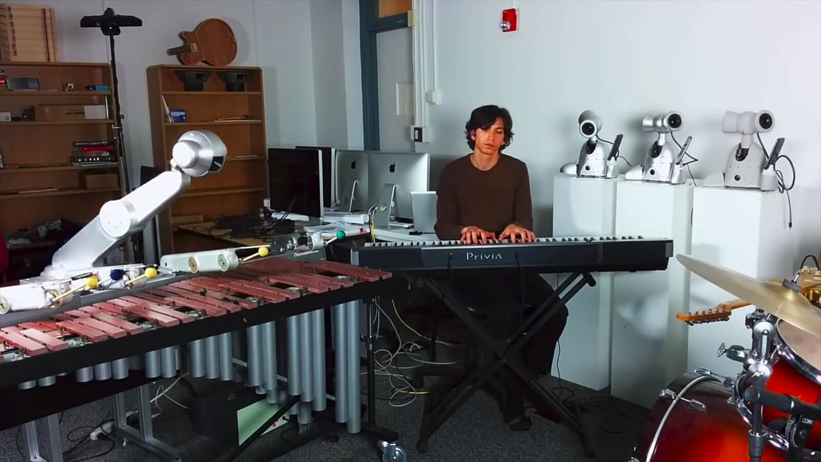 Figure 20.2 
Mason Bretan jamming with Shimon (left) and three Shimis (right), 2015.